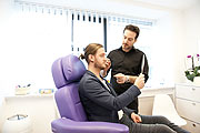 Behandlung bei Dr. Sina Djalaei von d-aesthetic (©Foto: d-aesthetic)